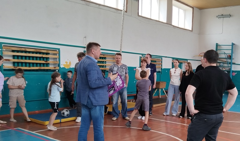 Артисты из Москвы в спортивном зале с детьми Артисты из Москвы в спортивном зале с детьми.