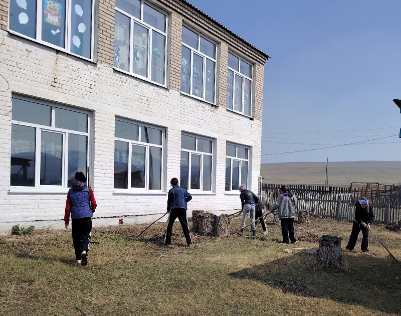 Акция &amp;quot;Чистый школьный двор&amp;quot;.